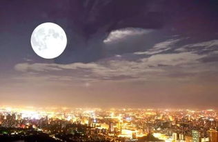 中秋节用望远镜观月